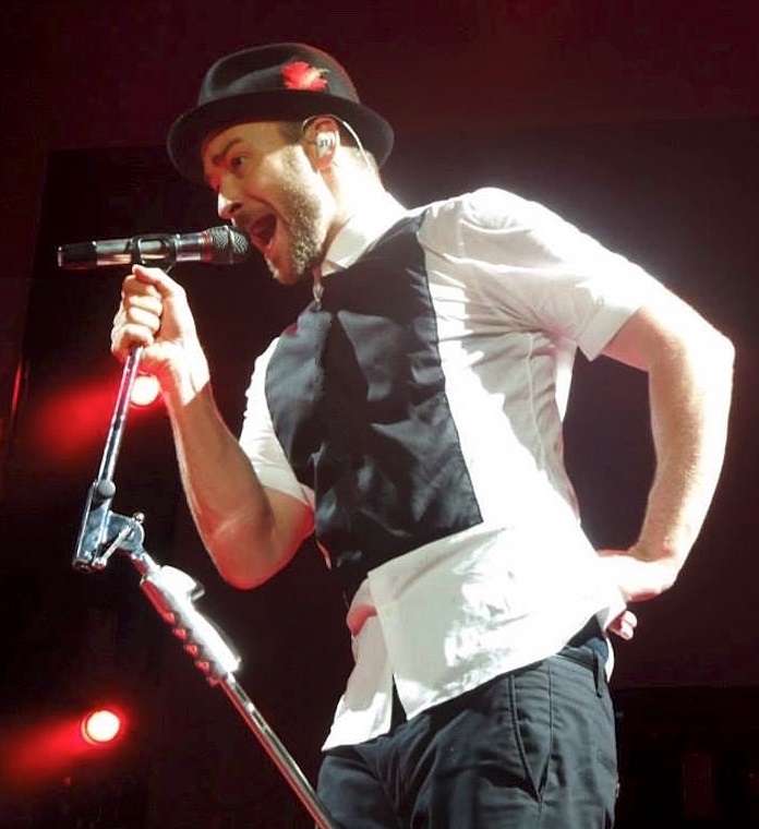 justin timberlake black and white shirt